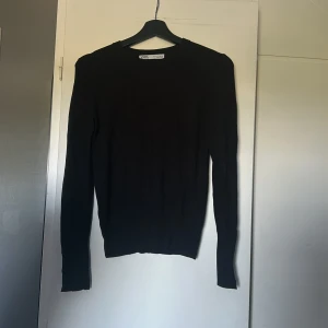 Tröja - Säljer denna tröja från Zara. Kom privat för frågor eller intresse❣️