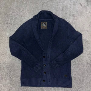 Cardigan - Väldigt unik och fet cardigan! Passar som S! Knappt använd väldigt bra skick!