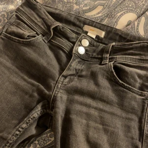 Grå bootcut jeans från Gina Young  - Säljer ett par grå bootcut jeans i bra skick då jag inte tyckte de var snygga på mig, från Gina Young. De är i fint skick och i storlek 152, använd gärna köp nu så postar jag så snabbt som möjligt! De har även väldigt snygga detaljer på bakfickorna🩷Passar helt okej på mig som vanligtvis har xs, de har justerings band i midjan så man kan justera storleken.