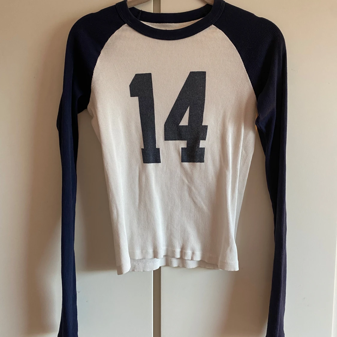 Vit och marinblå långärmad tröja med tryck från John Galt