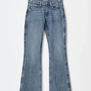 Low waist bootcut jeans - Snygga blå jeansbyxor med bootcut passform och klassisk femficksdesign. Jeansen har låg midja och lätt utsvängda ben, vilket ger en retroinspirerad look. Perfekta att styla med en jeansjacka eller en enkel topp.