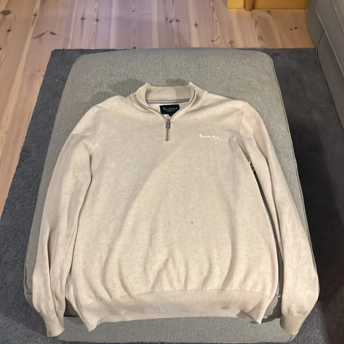 Beige stickad tröja med dragkedja från Bondelid