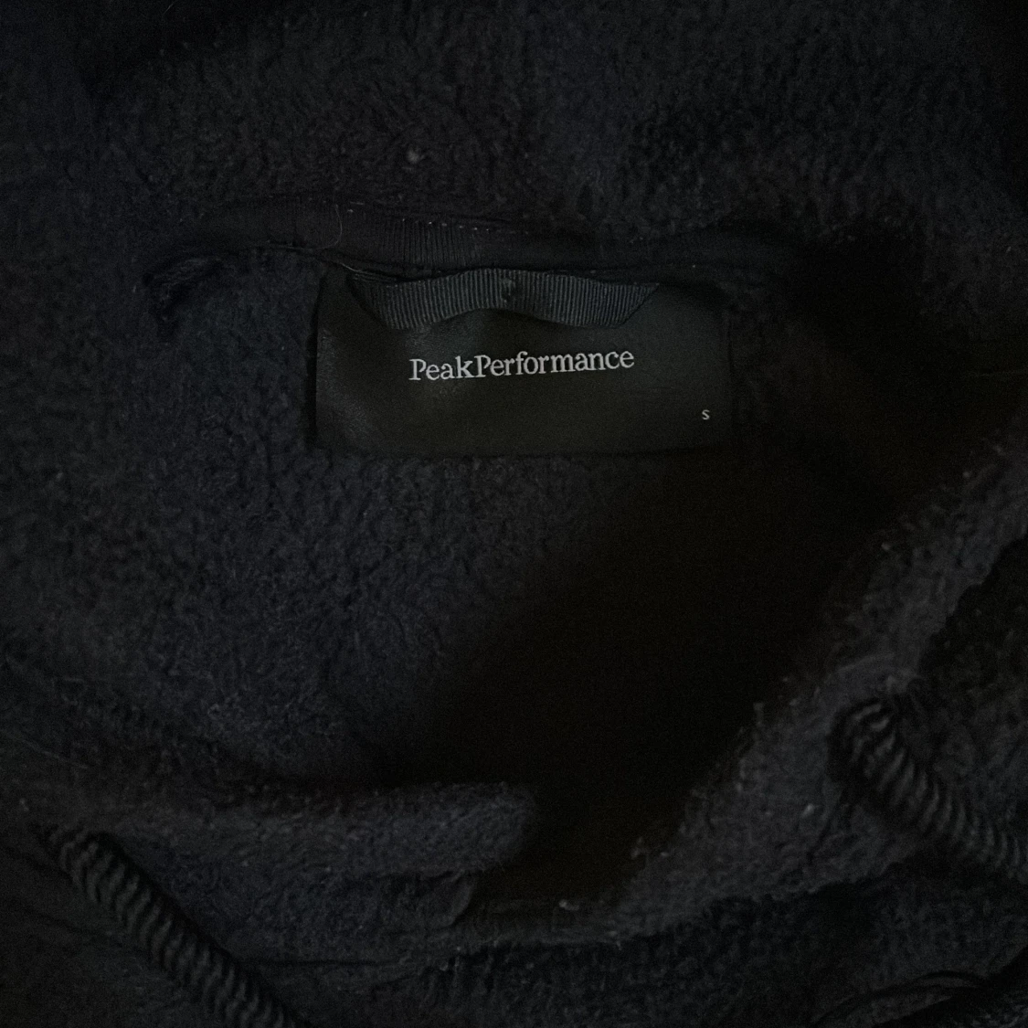 Svart hoodie från Peak Performance - 1