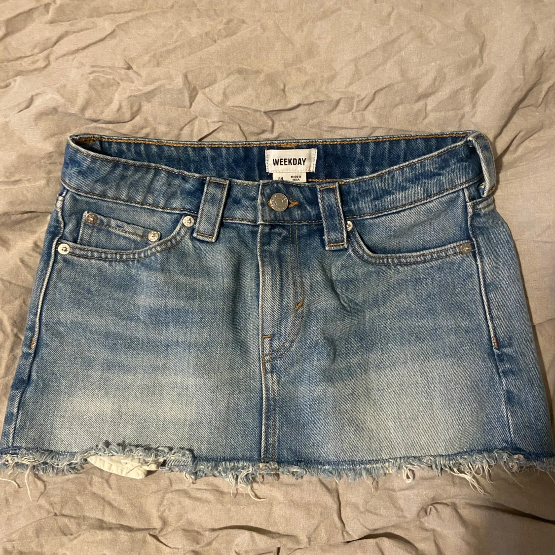 Lågmidjad jeanskjol från Weekday - 1