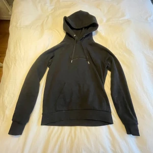 Svart hoodie från Peak performance - Jag säljer en svart hoodie från peak performance. Den är alldeles ny och köpt i deras egna butik. Jag säljer då den inte är i min stil. Nypris 999kr.
