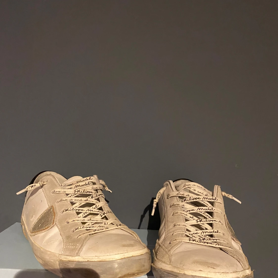 Beige sneakers från Philippe Model