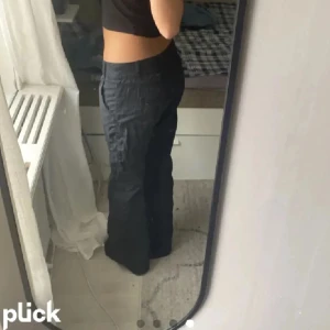 Low waist svarta cargos pants  - Använda 2 gånger, ifrån h&m 