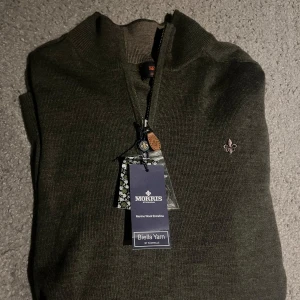Morris halfzip - Säljer denna Morris half zip tröja. Den är i mörkgrön färg och passar riktigt bra med skjorta. Har använt den fåtal gånger. Skickar fler bilder om behövs
