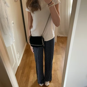 Svarta handväska - Säljer denna snygga väska från Gina tricot. Den säljs inte längre och är i fint skick då jag aldrig använt den❣️
