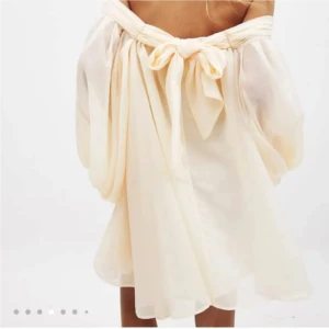 Somrig klänning - Superfin offshoulder klänning med puffärmar🌸 perfekt till skolavslutning!!