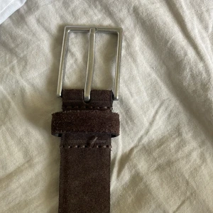 Bälte - Säljer mitt mocka bälte från volt. Använd 2 gånger men har gjort 1 extra hål. Det 105 cm.