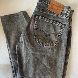 W31 L32 lowrise  Levi's Jeans straight leg  - Jättefina lowrise Levi’s jeans straight leg, lite baggy där nere. Säljer eftersom de är för stora tyvärr. Väldigt efterfrågade! 