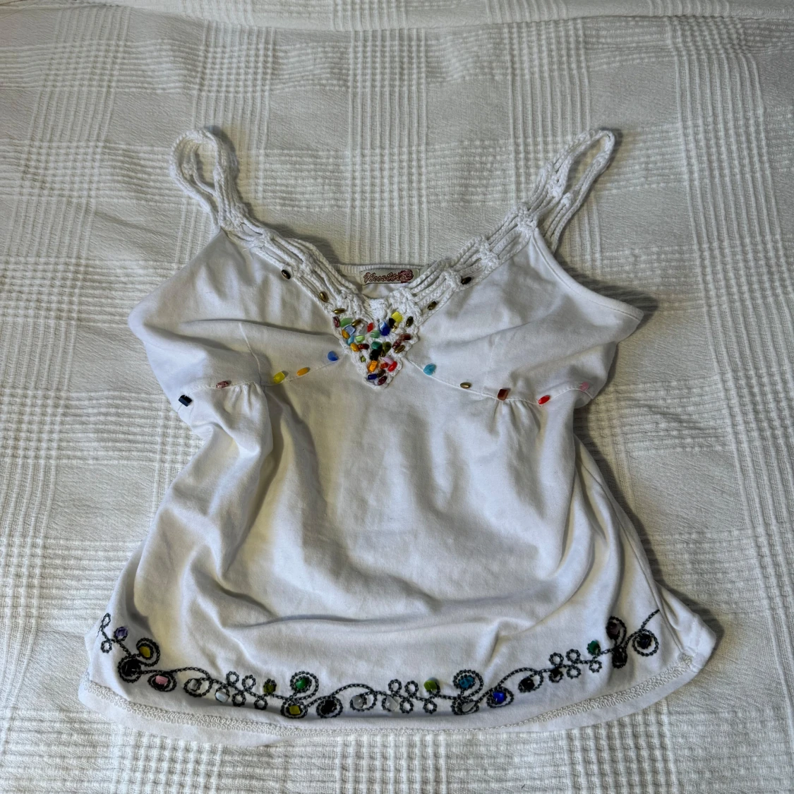 Vit topp med stenar - 1