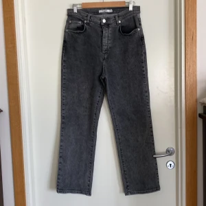  NA-KD stretchjeans storlek 40  - Stretchjeans NAKD storlek 40. 
