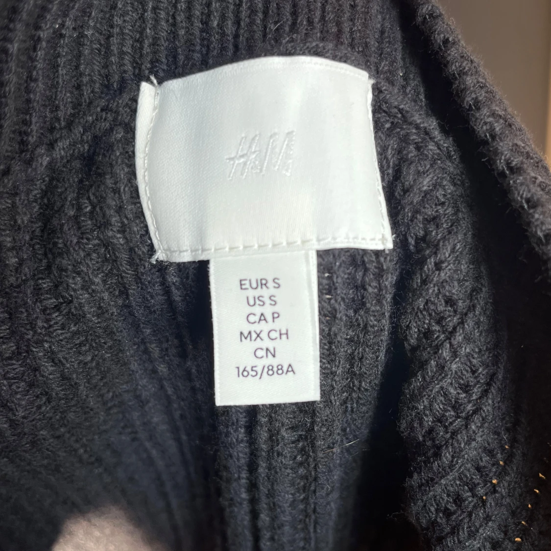 Svart ribbad stickad tröja från H&M - 3