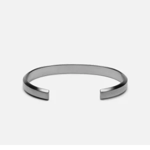 Skultuna Icon Cuff - Matte Steel - Säljer ett minimalistiskt och stilrent armband i silverfärgad metall från Skuldtuna. Nypris 1 100kr. Har varken box eller kvitto. Armbandet är anpassningsbart (går att göra lite större och mindre).
