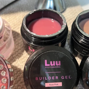 Luu Professional Builder Gel i Rose Pink och Cover Nude - Två burkar builder gel från Luu Professional i nyanserna Rose Pink och Cover Nude. Typ aldrig använda så inprincip fulla, säljs för 100 kr st 