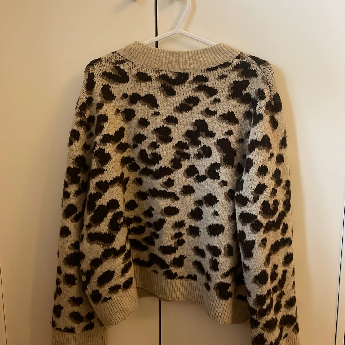 Stickad leopardmönstrad tröja - 3