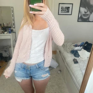 Rosa kofta - Säljer en skitsnygg rosa kofta i strl M men sitter mer som en xs, s