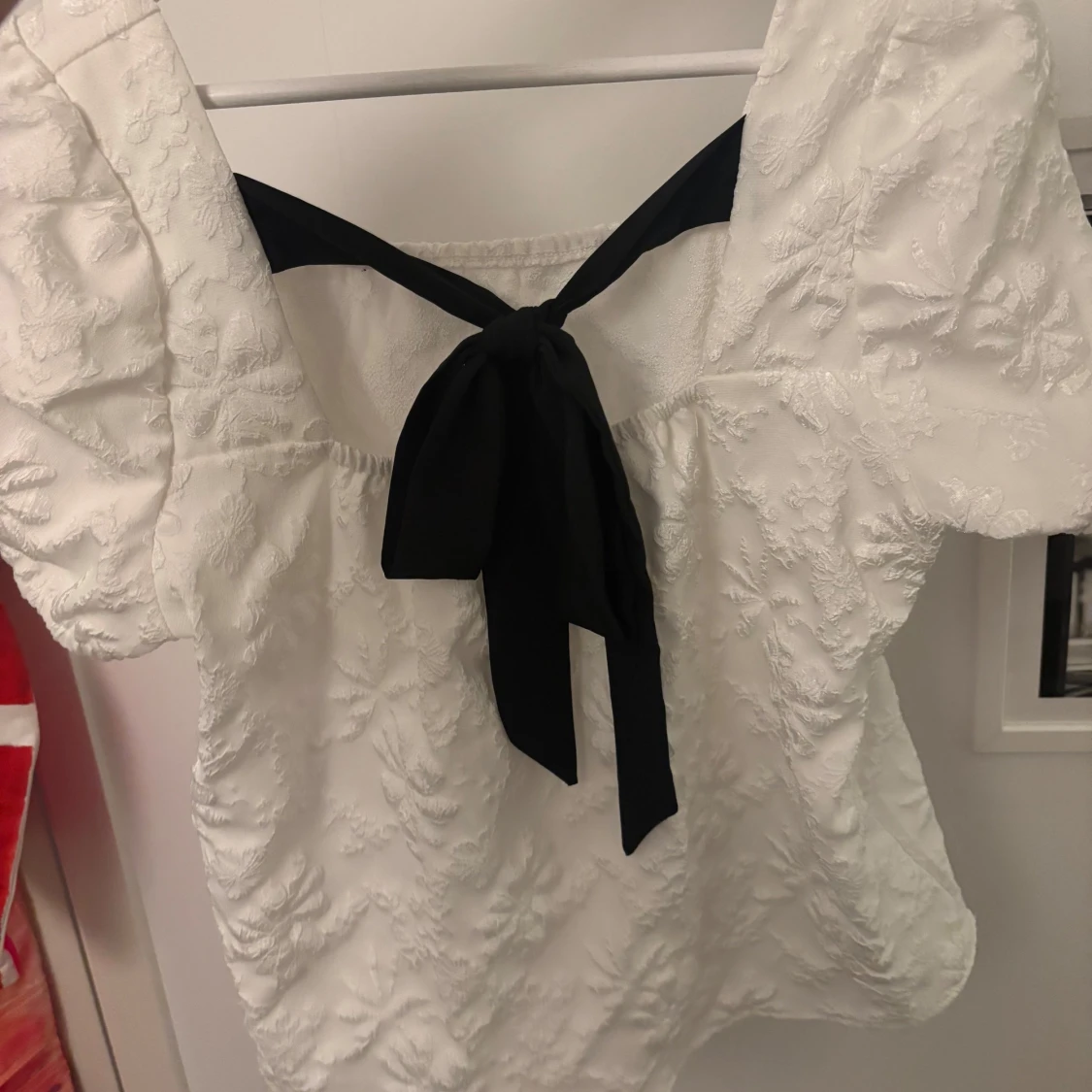 Vit blus med puffärm och svart rosett - 1