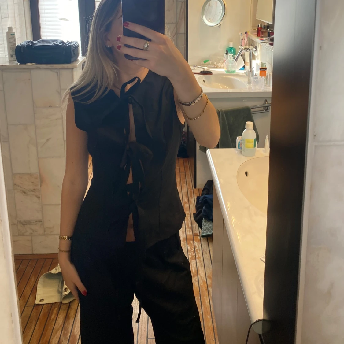 Svart ärmlös blus med knyt fram