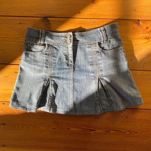 Jeanskjol från Esprit - Jeans skjol från Esprit med dubble knapp design och fyra riktiga fickor. Storlek 42 EU fast passar mer som en stor medium. Når lite längre än till mitten av låret om man har den lågt på höften, super gullig! 