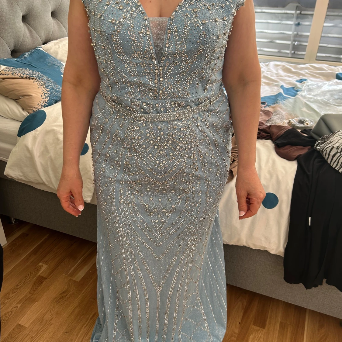Ljusblå glittrig långklänning med pärldetaljer