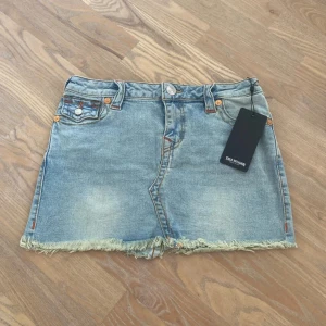 Jeanskjol Sadie Mini från True Religion - Säljer en ljusblå jeanskjol från True Religion, modell Sadie Mini. Normal i storleken. 
