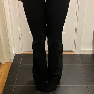 Svarta bootcut-byxor från BikBok - De högmidjade bikbok kostymbyxorna i storlek 36. Jag har sytt de lite mer lågmidjade men det går enkelt att sprätta upp! Pris kan diskuteras