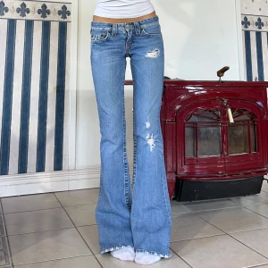 True religion jeans - Låga Trueys i äldre modell & bootcut💕 midjemått 76cm & innerben 86cm💕 jag är 165