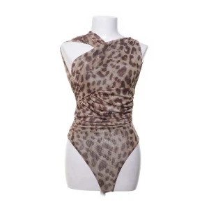 Leopardmönstrad body från Zara - Säljer denna bodyn från Zara. Aldrig använd, säljer för att den är för stor!