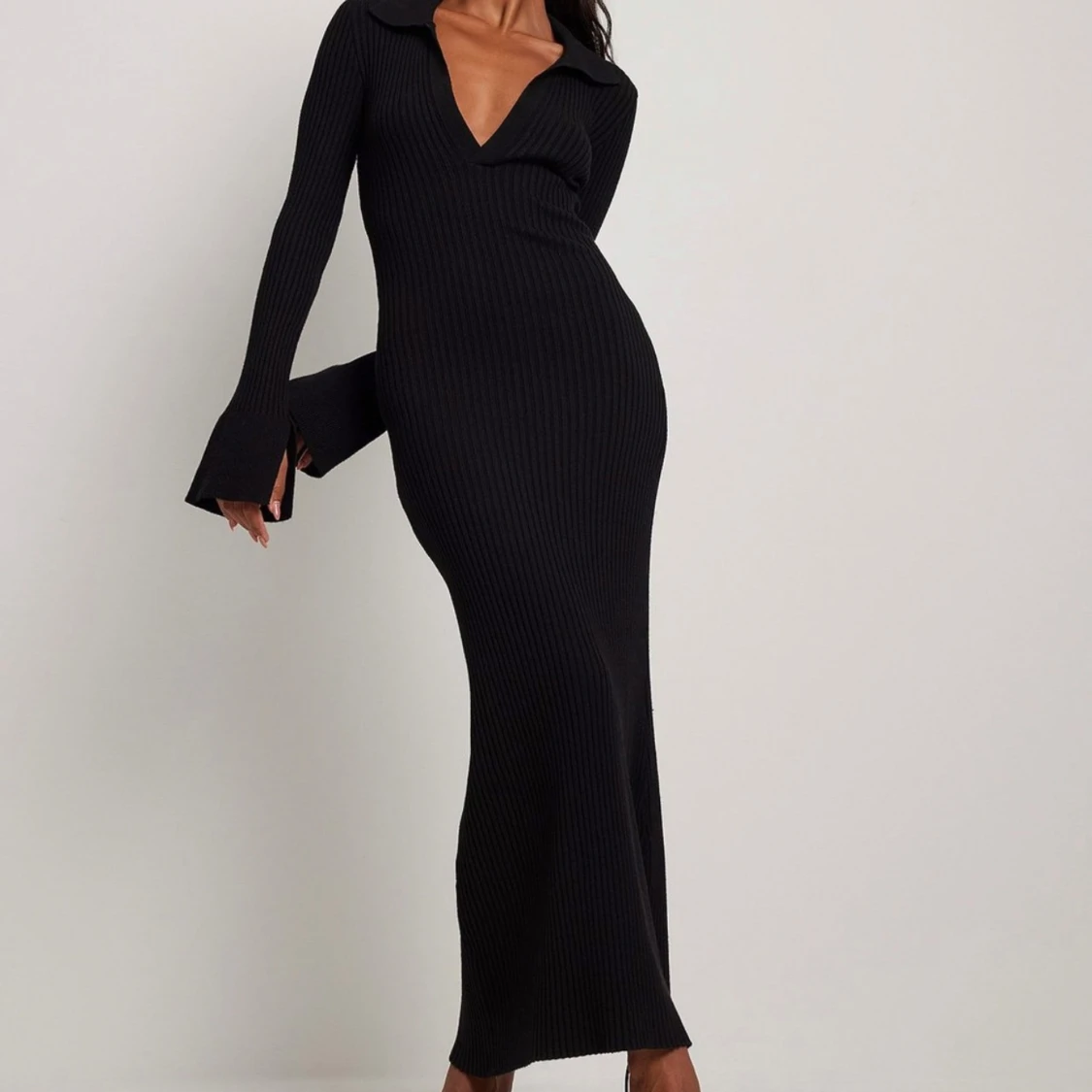 Svart ribbad långklänning med v-ringning