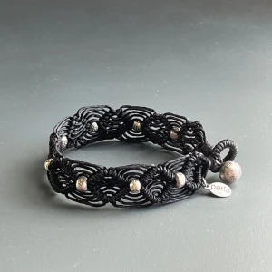 Nytt flätat  armband från Perla med detaljer i 925 sterling silver Butikspris ca 400 kronor Superfynd! - Helt nytt armband från Perla, handgjort i svart knuten textil med detaljer i äkta sterling silver (925). Perla är känt för sina exklusiva smycken i naturmaterial och äkta silver. Ca 19 cm långt. Passar perfekt till både vardag och fest – bärs snyggt både ensamt och i kombination med andra.  Ingen prutning – men jag erbjuder rabatt vid köp av flera saker. Jag rensar både smyckesskrin och garderob, så kika gärna på mina andra annonser också! 