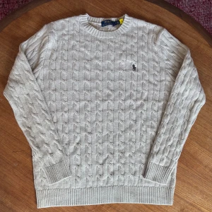 Ralph Lauren knit - Säljer denna Ralph lauren knit tröjan. Tröjan är i mycket bra skick. Storlek S Skickar inom 24h🚛 Pris kan diskuteras 🤝Vid fler frågor eller bilder skriv till mig
