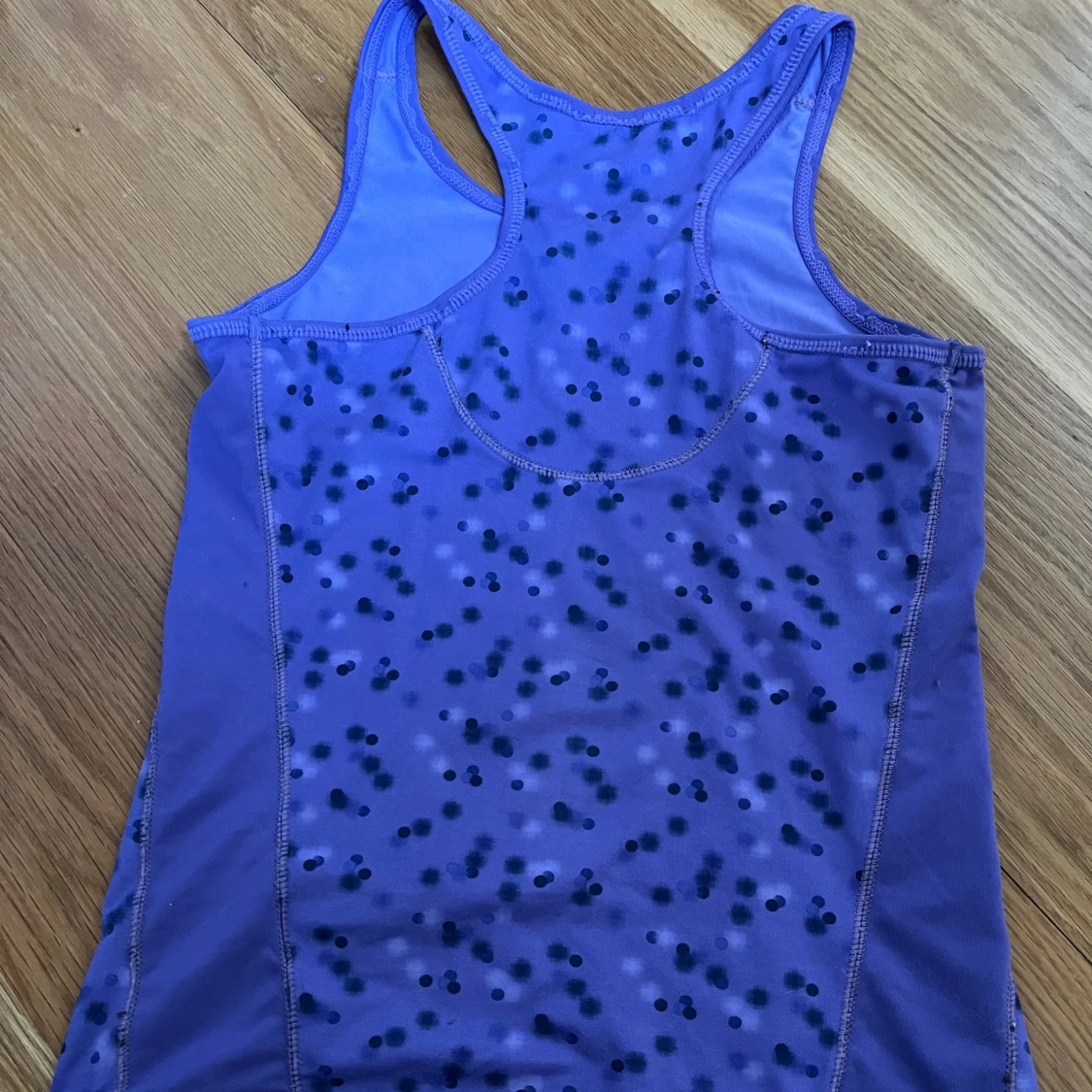 Lila träningslinne med prickigt mönster - 1