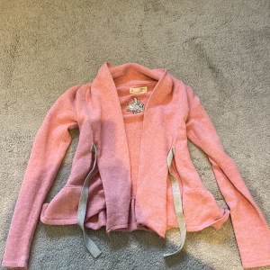 Rosa kofta från Odd Molly - Superfin rosa kofta från Odd Molly i xs-s, Koftan har volangkant nedtill och långa ärmar. Perfekt för lager-på-lager och ger en söt och avslappnad look.💕