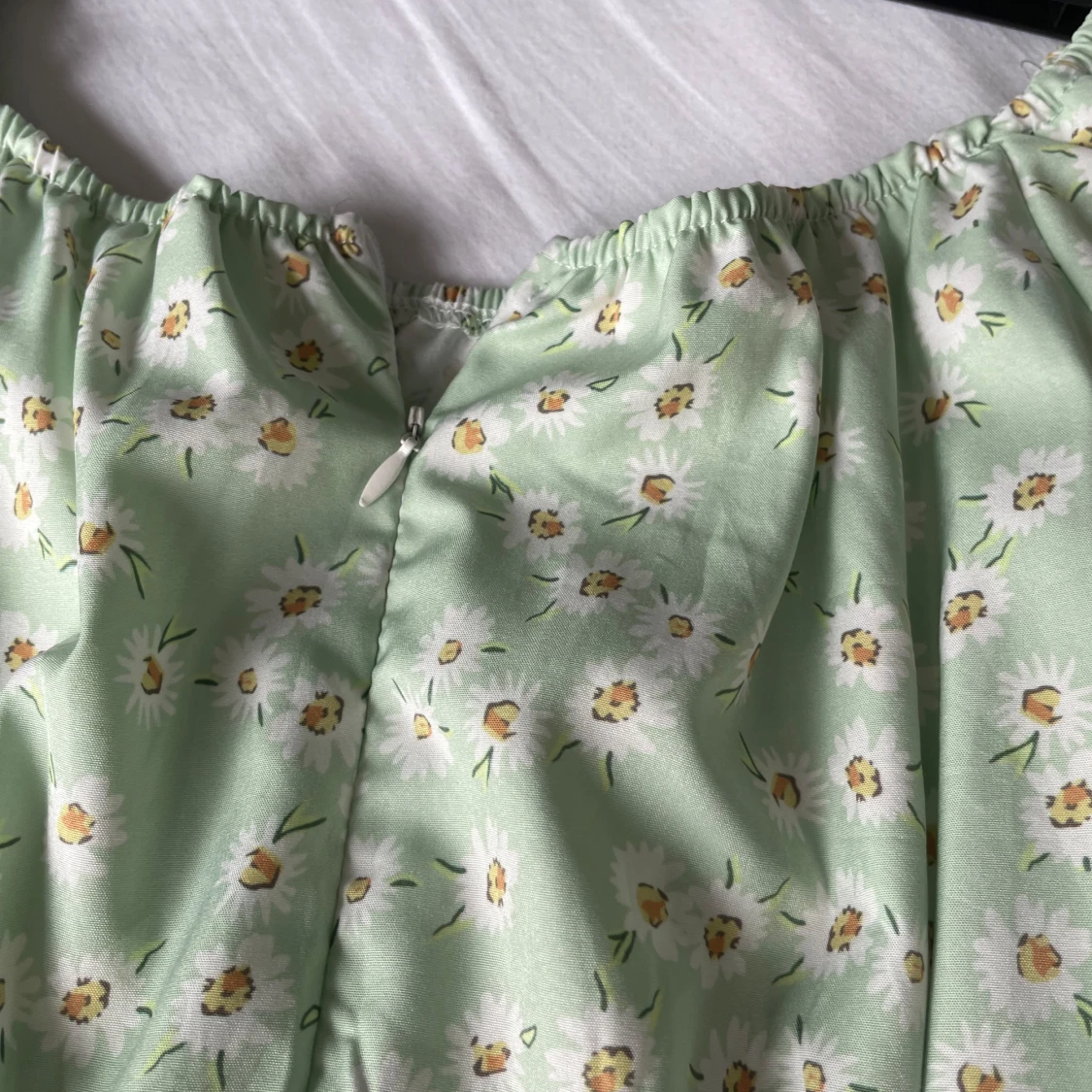 Ljusgrön blommig klänning med puffärmar - 3