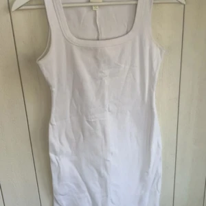 Vit ribbad klänning - Vit ribbad kort klänning, endas använd 1 gång