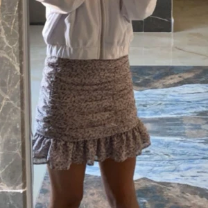 Ljuslila blommig minikjol med volang - Supersöt kjol från Mavi i storlek xxs. Säljer för den tyvärr är för liten nu. Den e perfekt till sommaren 