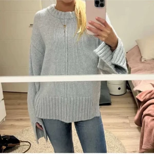 Ljusblå stickad tröja - Jättefin ljusblå stickad tröja från H&M, passar perfekt i sommar till sena sommarkvällar! 🥰 