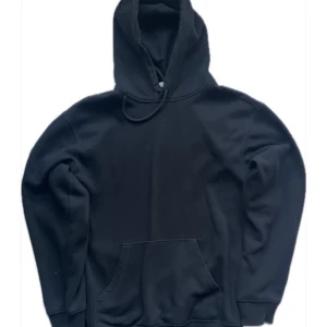 Svart hoodie från H&M Essentials - Klassisk svart hoodie från H&M Essentials med huva och känguruficka framtill. Tröjan har en relaxed fit och är perfekt för en avslappnad stil. Passar lika bra till jeans som till mjukisbyxor.