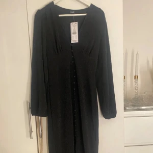 Svart långklänning  - ✨ Stilren långklänning från Gina Tricot i storlek M Perfekt till sommarens fester, studentfirande eller midsommar! Väldigt skön att bära och sitter fint på kroppen. Aldrig använd och i superbra skick 🌸 Nypris ca 499 kr – mitt pris: 250kr 🕊️ Säljes vid snabb affär! Hör av dig vid frågor 💌