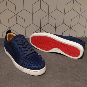 Marinblå Louboutins - Säljer ett par marinblå Louboutins i mocka med nitar  || Storlek 42 || dustbag medföljer || pris kan diskuteras vid snabb affär 