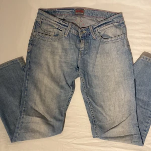 lågmidjade jeans - såååå snygga lågmidjade jeaaans!! passar ej:/