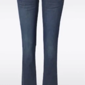 Mörkblå jeans - Mörkblåa jeans från ltb i storlek 26/34. Midjemåttet är ungefär 35/37cm och innerbenslängden 81cm. Jag är 173 och  säljer dom då dom är för små. Jeansen är nästan för korta på mig så skulle säga att dom borde passa någon under 173cm. Dom är i jätte bra skick och nypris ca 700. Modellen på jeansen är valerie. 