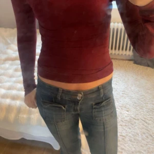 Vinröd croppad långärmad topp från Gina Tricot - Säljer en vinröd croppad långärmad topp från Gina Tricot. Enkel och stilren design med tight passform, perfekt att matcha med jeans eller kjol. Superstretchigt material som sitter snyggt på kroppen.