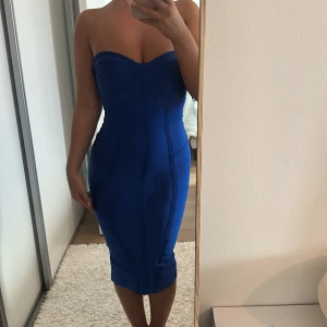 Festklänning  - Festklänning från superdown, storlek XS, strechigt material 