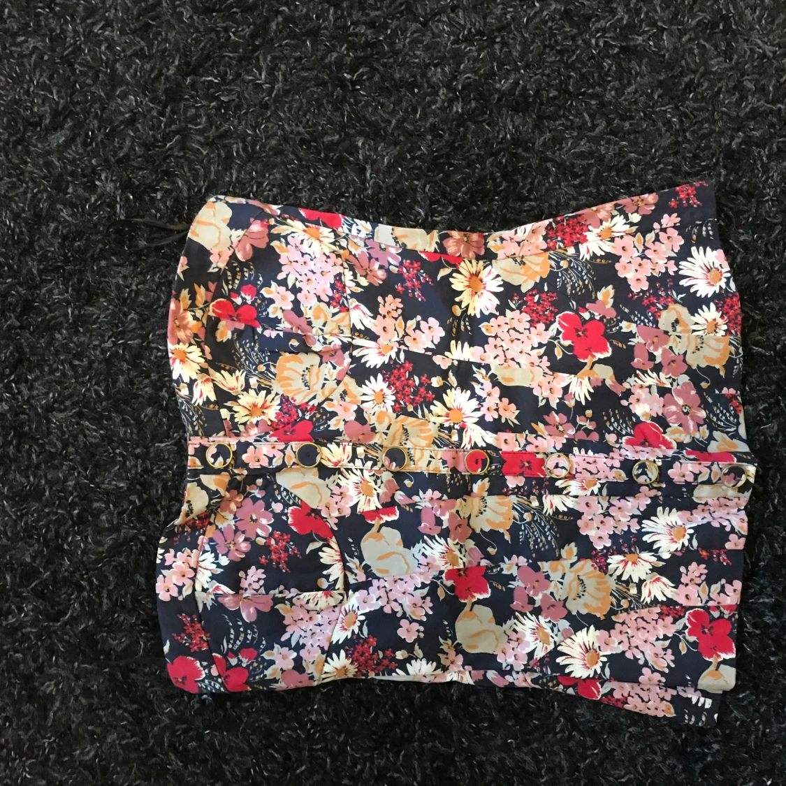 Blommig tubtopp med knappar