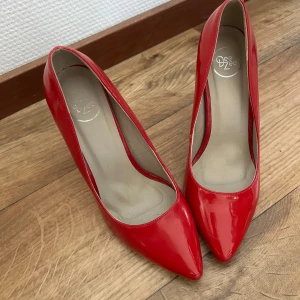 Röda lackpumps från DeeZee - Klackar 👠 