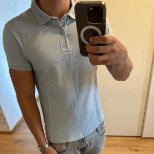 Ljusblå pikétröja Massimo Dutti - Säljer denna sjukt snygga pikéen från Massimo Dutti då den tyvärr blivit för liten för mig!